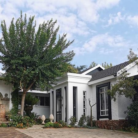 At 98 On Lynburn Guest House Pretoria-Noord Exteriör bild
