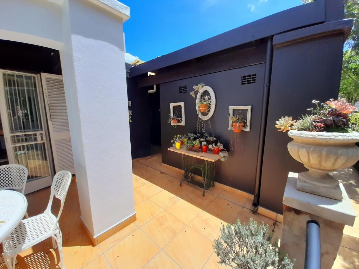 At 98 On Lynburn Guest House Pretoria-Noord Exteriör bild