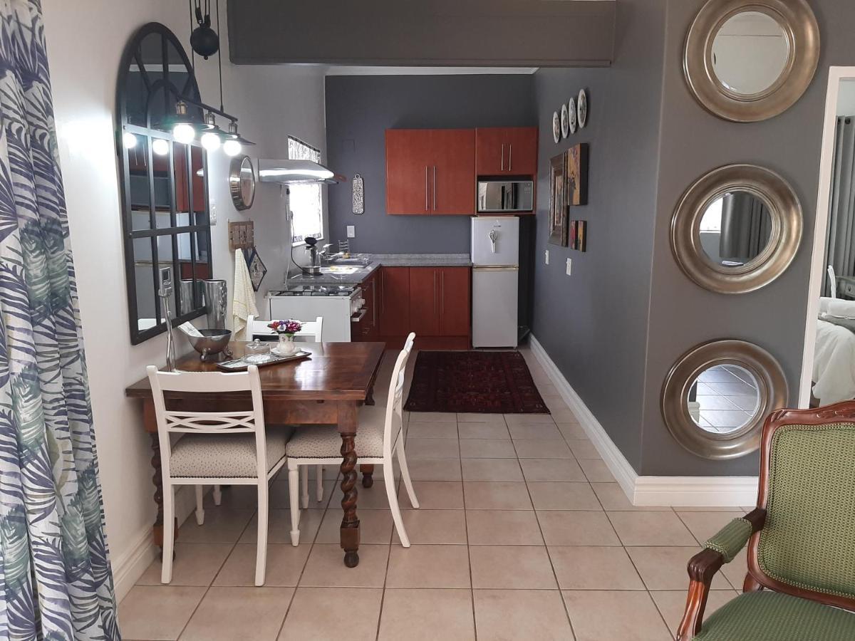 At 98 On Lynburn Guest House Pretoria-Noord Exteriör bild
