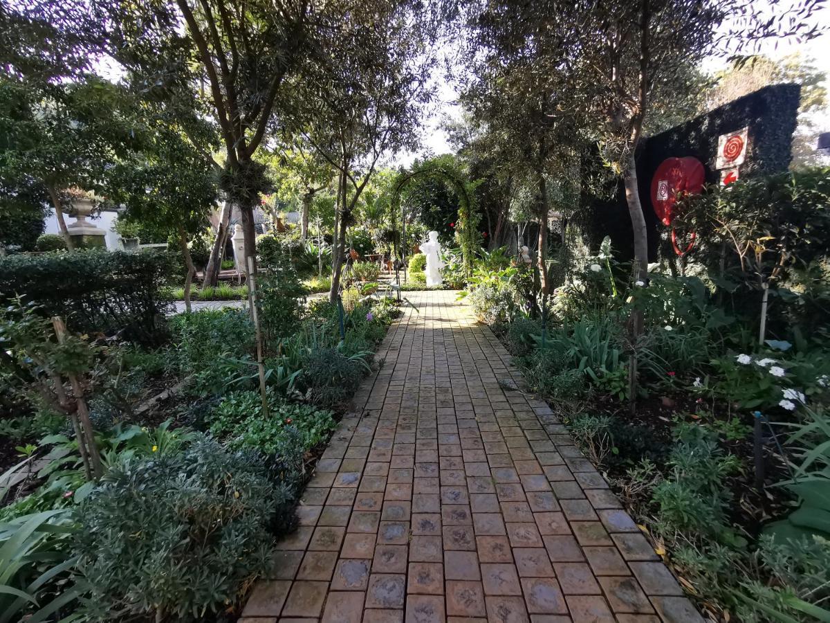 At 98 On Lynburn Guest House Pretoria-Noord Exteriör bild