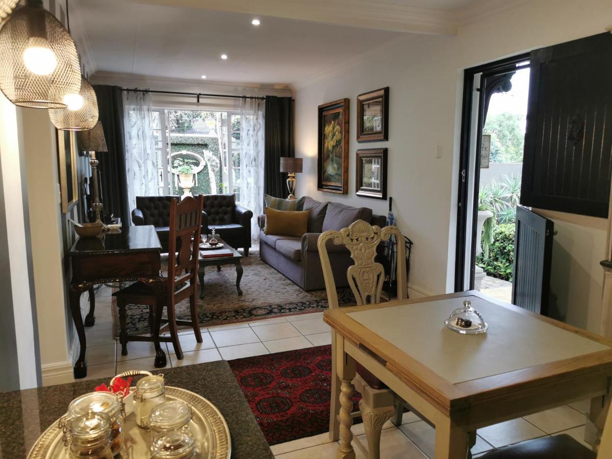 At 98 On Lynburn Guest House Pretoria-Noord Exteriör bild