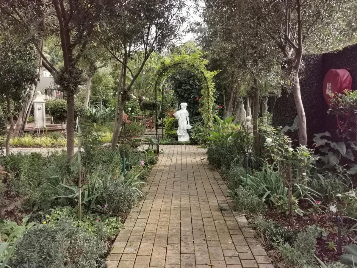 At 98 On Lynburn Guest House Pretoria-Noord Exteriör bild