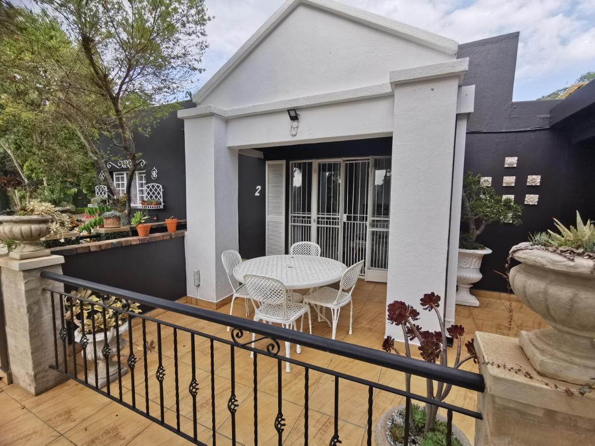 At 98 On Lynburn Guest House Pretoria-Noord Exteriör bild
