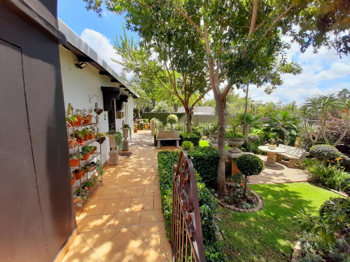 At 98 On Lynburn Guest House Pretoria-Noord Exteriör bild
