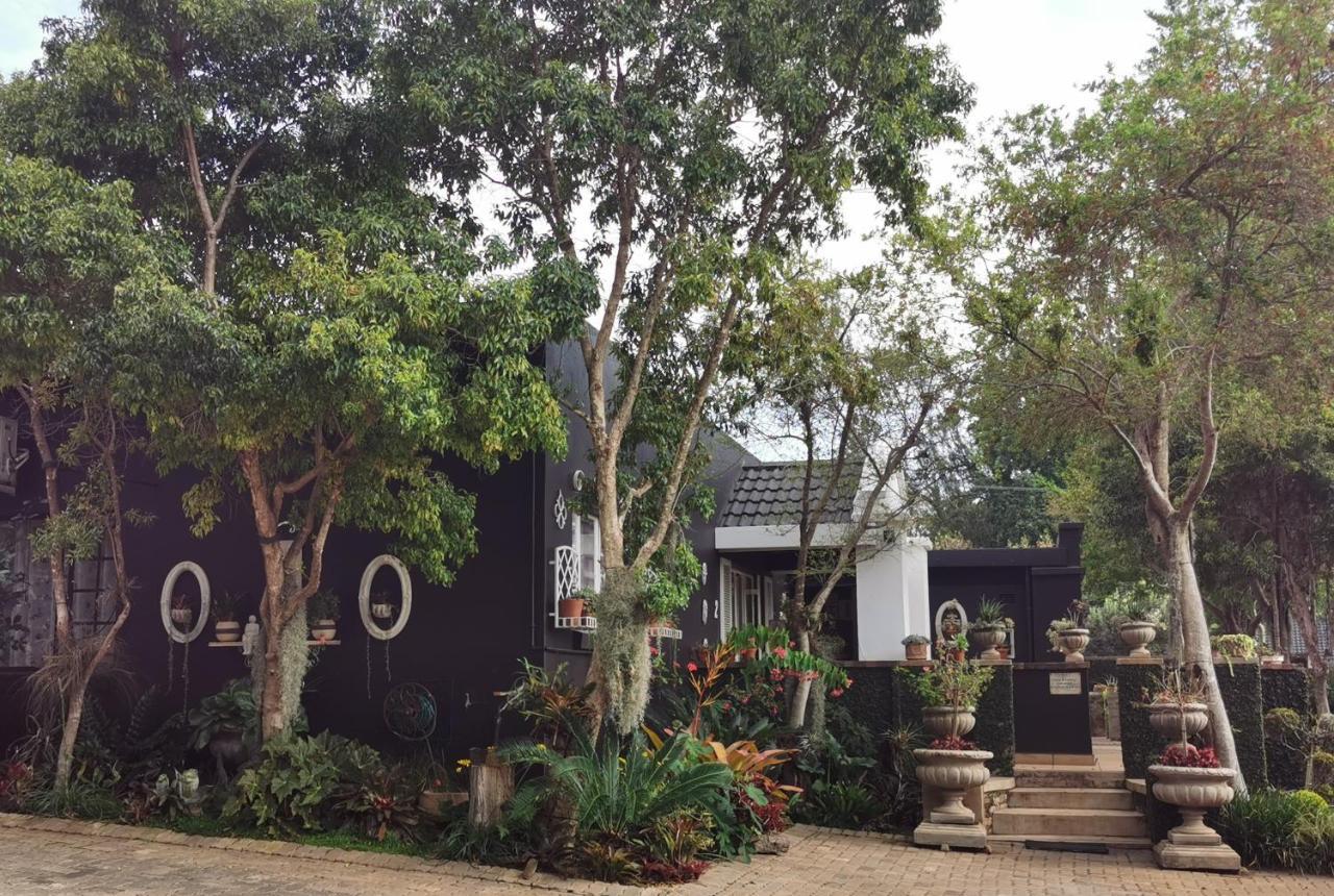 At 98 On Lynburn Guest House Pretoria-Noord Exteriör bild