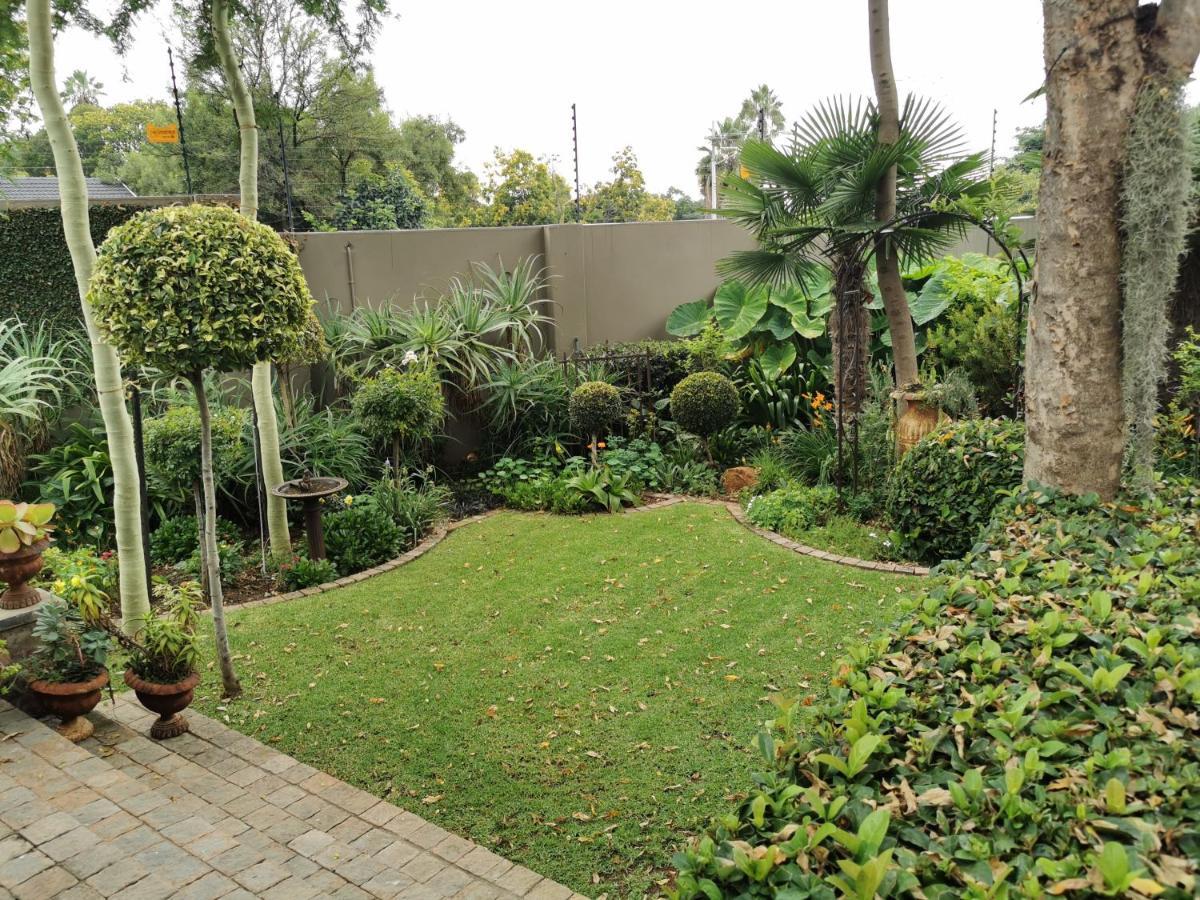 At 98 On Lynburn Guest House Pretoria-Noord Exteriör bild