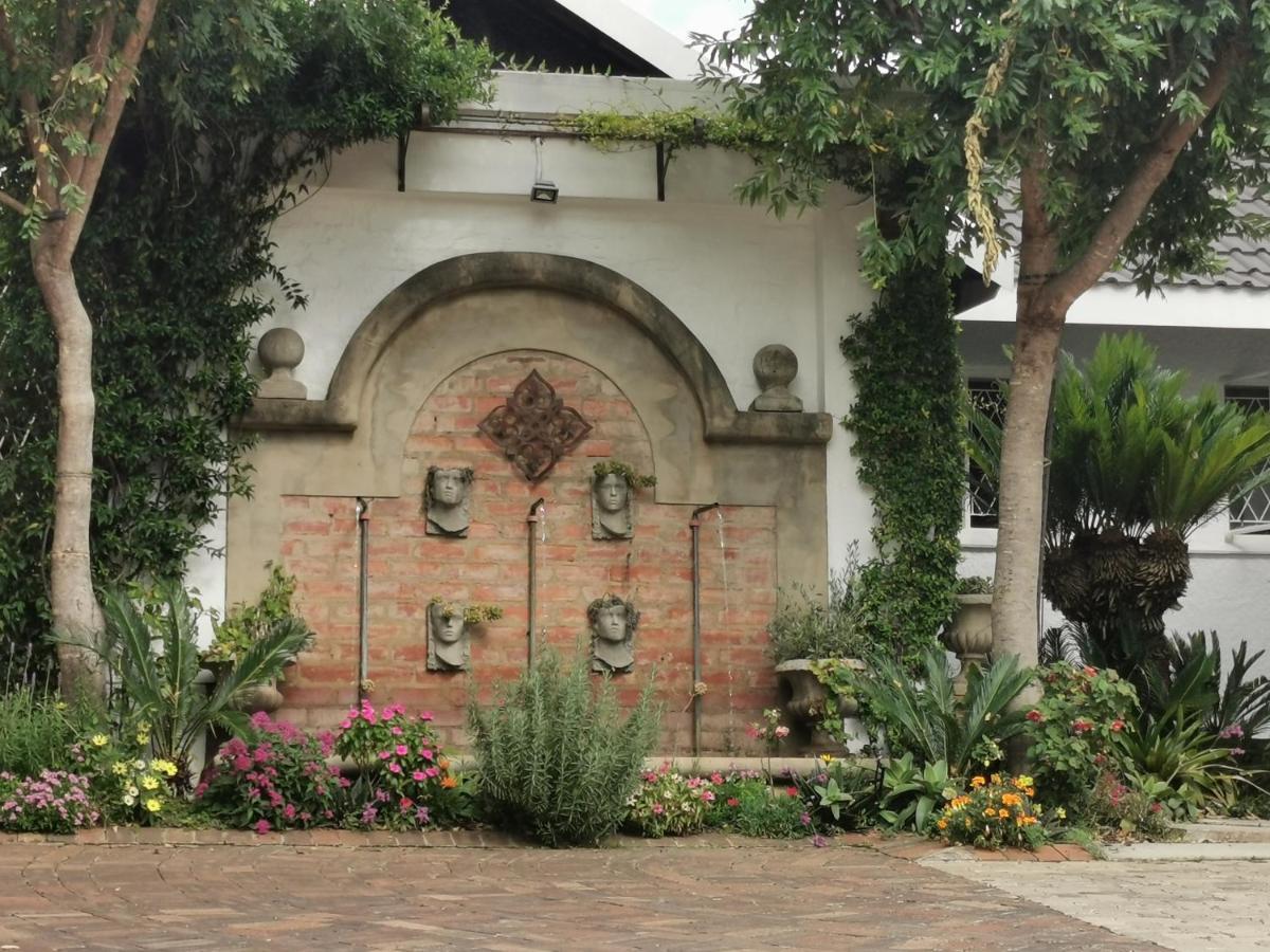 At 98 On Lynburn Guest House Pretoria-Noord Exteriör bild