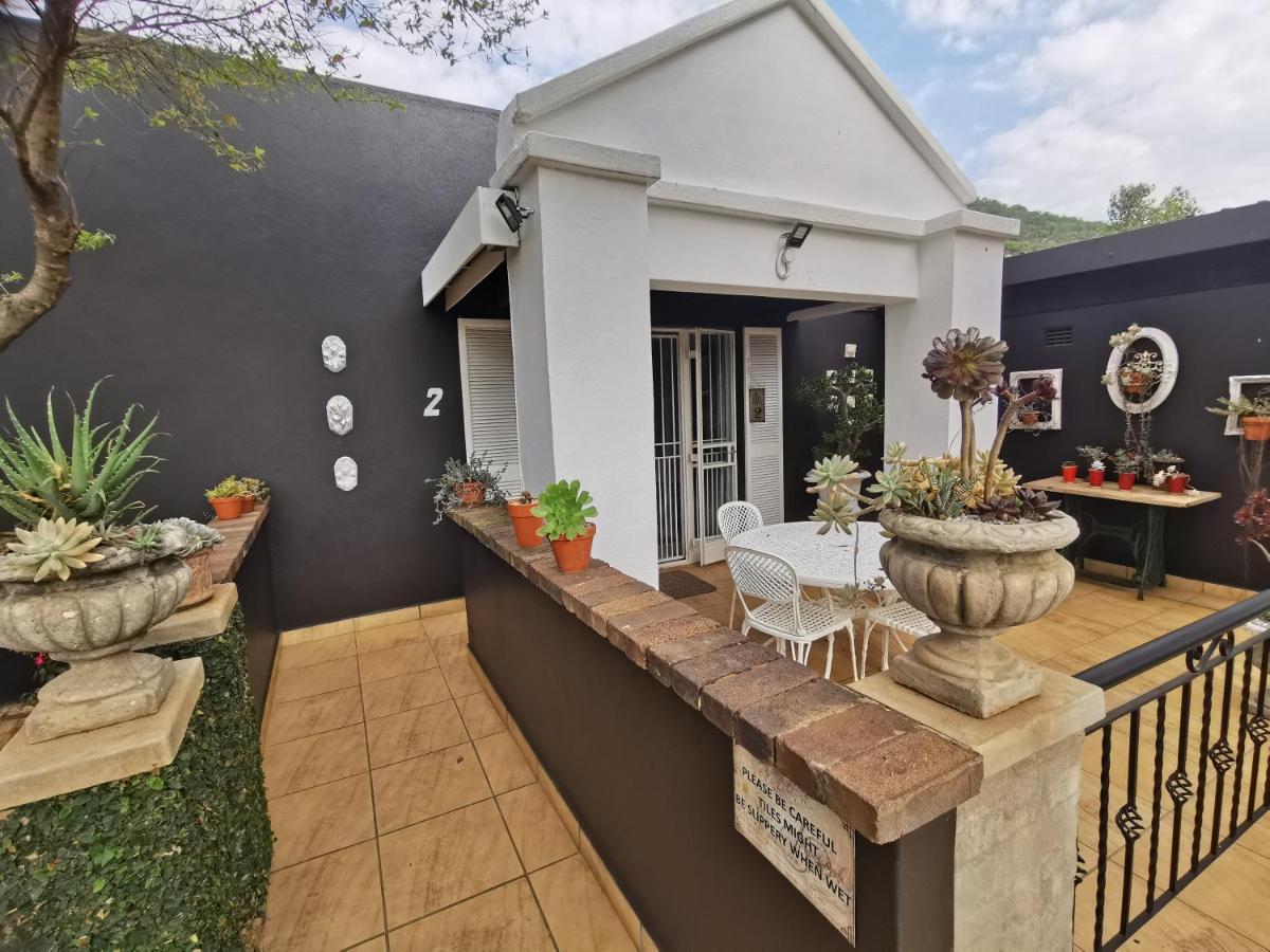 At 98 On Lynburn Guest House Pretoria-Noord Exteriör bild