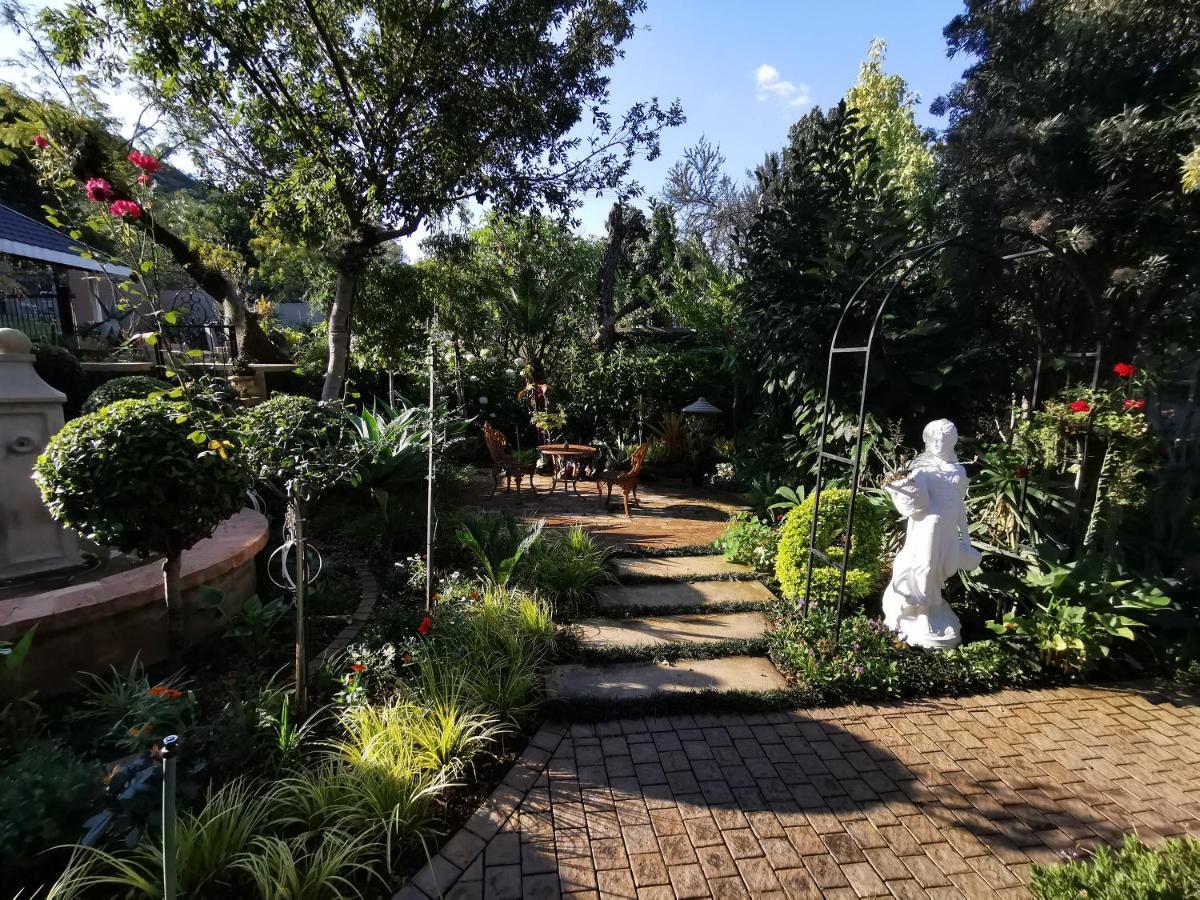 At 98 On Lynburn Guest House Pretoria-Noord Exteriör bild