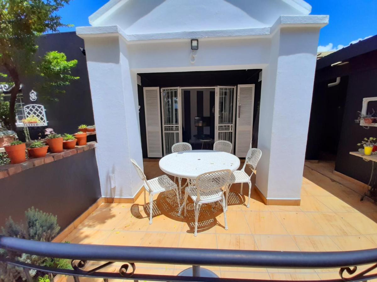 At 98 On Lynburn Guest House Pretoria-Noord Exteriör bild