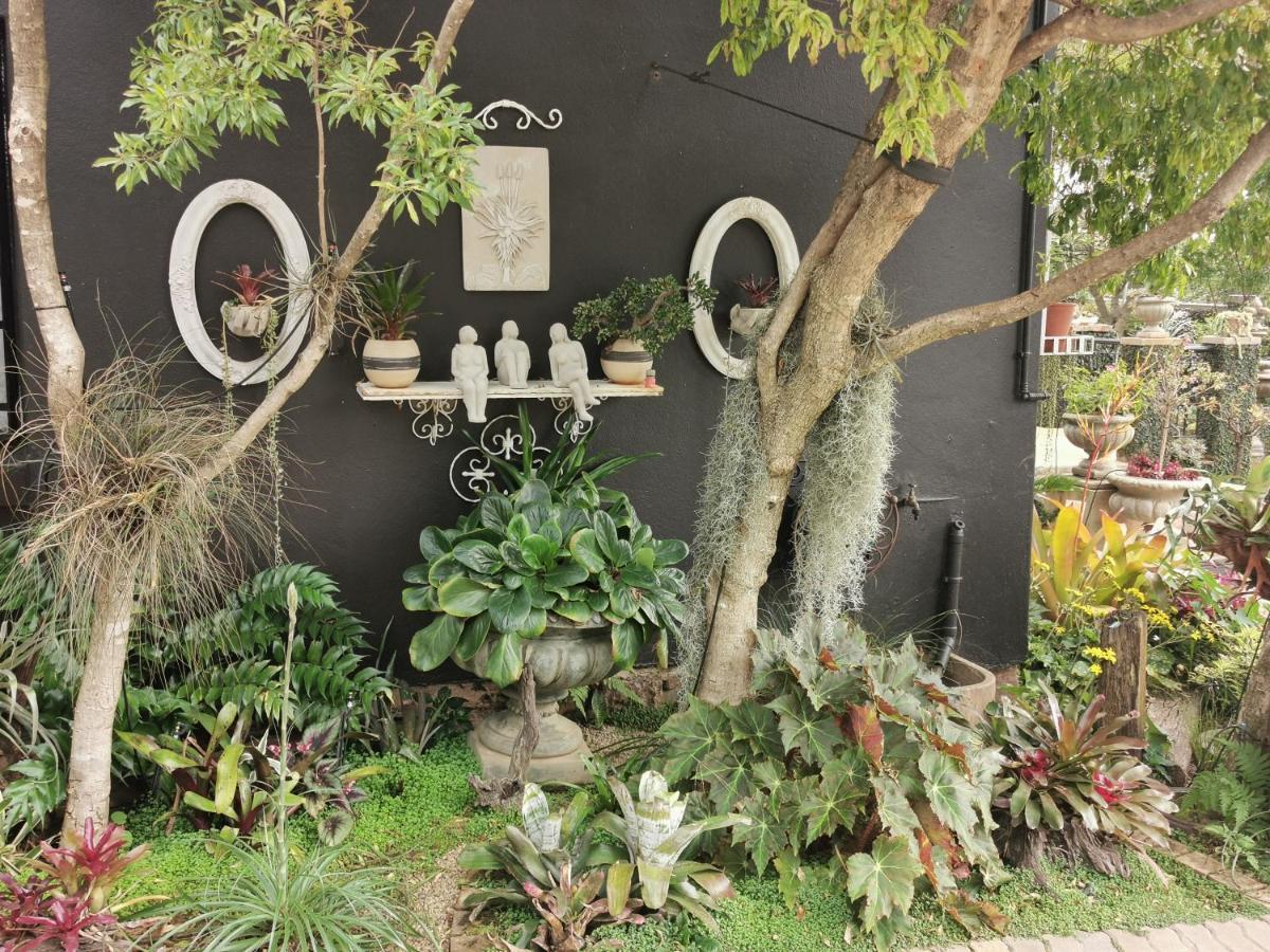 At 98 On Lynburn Guest House Pretoria-Noord Exteriör bild
