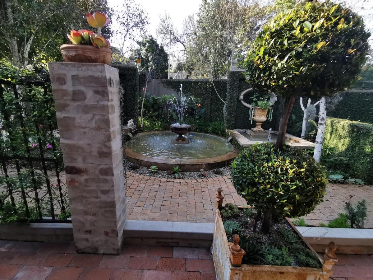 At 98 On Lynburn Guest House Pretoria-Noord Exteriör bild