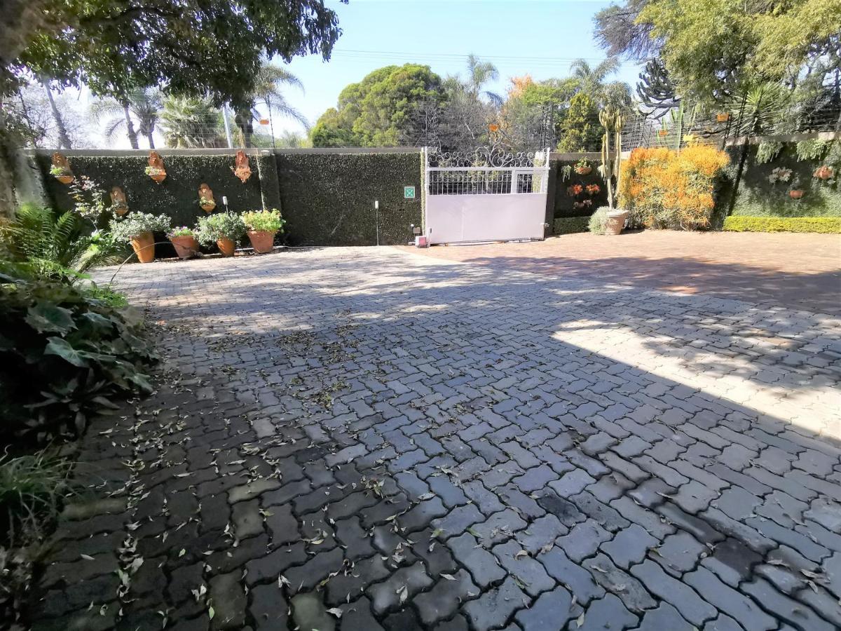 At 98 On Lynburn Guest House Pretoria-Noord Exteriör bild