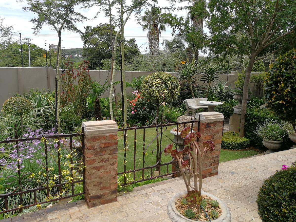 At 98 On Lynburn Guest House Pretoria-Noord Exteriör bild