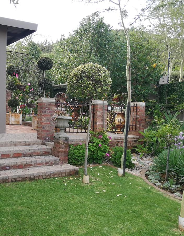 At 98 On Lynburn Guest House Pretoria-Noord Exteriör bild
