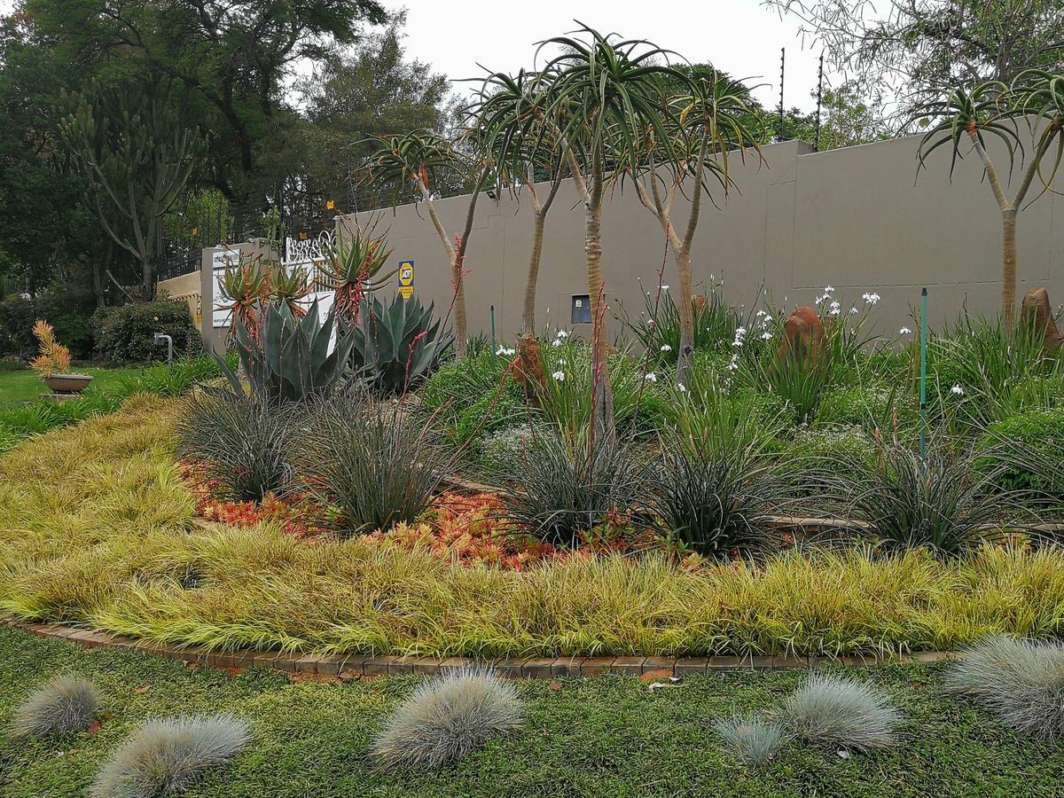 At 98 On Lynburn Guest House Pretoria-Noord Exteriör bild