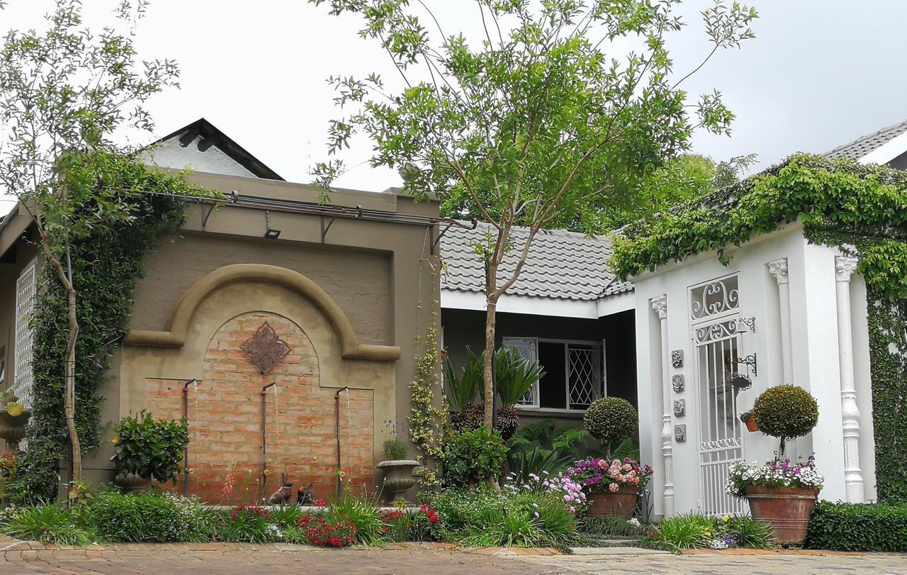At 98 On Lynburn Guest House Pretoria-Noord Exteriör bild